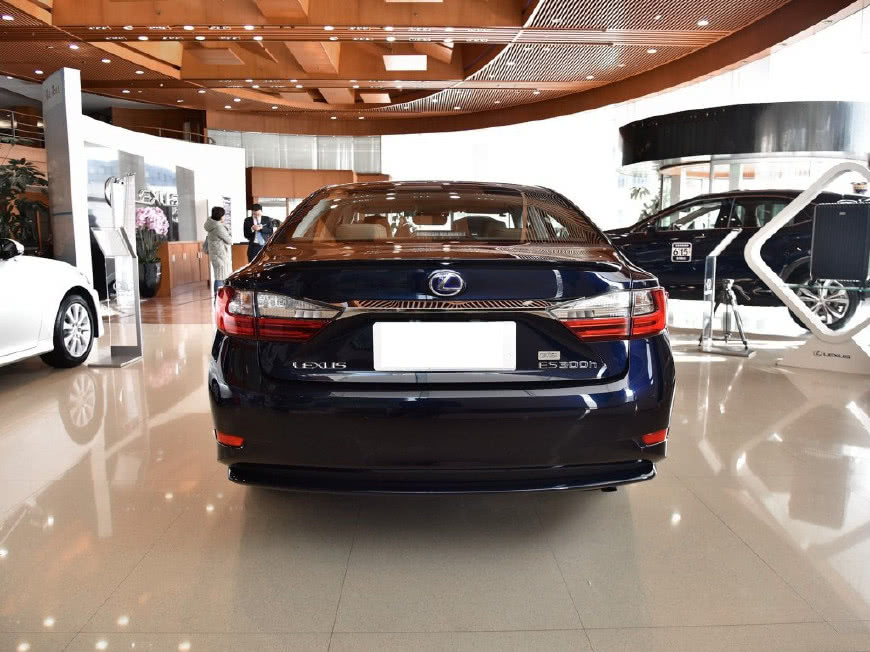新版雷克薩斯ES亮相  寶馬5系涼涼-鋒巢網(wǎng)