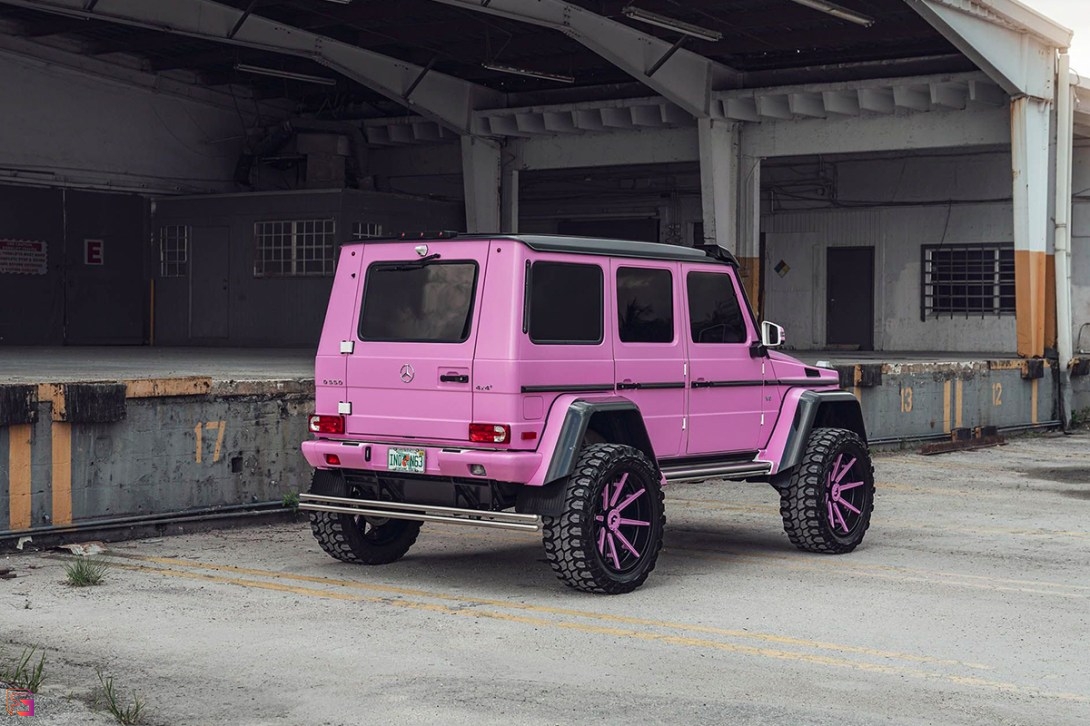 粉色Mercedes-Benz G-Class，特別定制，剛?cè)岵⒅兀?鋒巢網(wǎng)