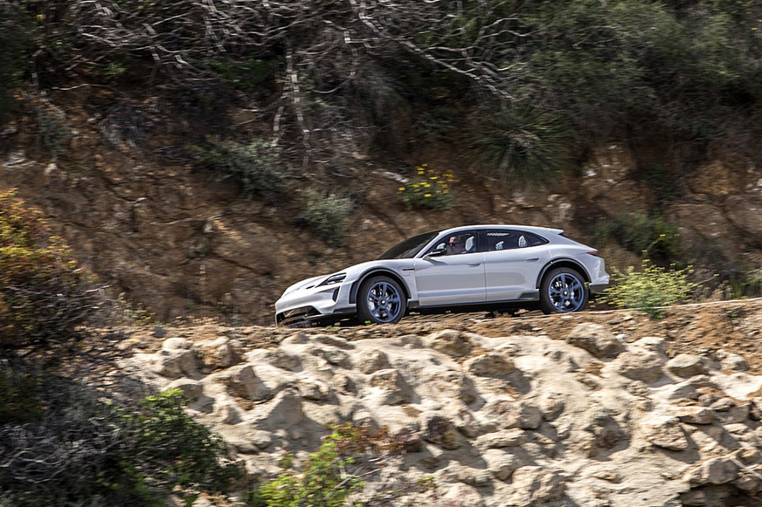 Porsche發(fā)布了 Mission E 純電動(dòng)概念跑車，Taycan正式亮相！-鋒巢網(wǎng)