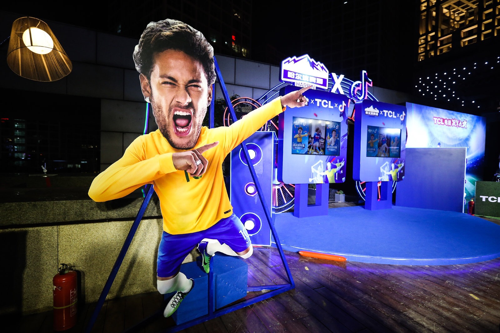 世界杯完美謝幕，TCL QLED電視“十力”見(jiàn)證冠軍誕生-鋒巢網(wǎng)