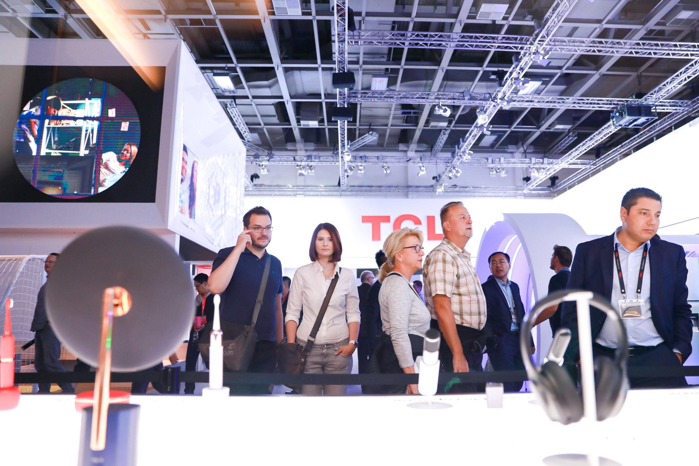 【德國(guó)IFA2018 鋒巢網(wǎng)直擊】TCL電視時(shí)尚匠心設(shè)計(jì) 引發(fā)國(guó)內(nèi)外媒體熱議-鋒巢網(wǎng)