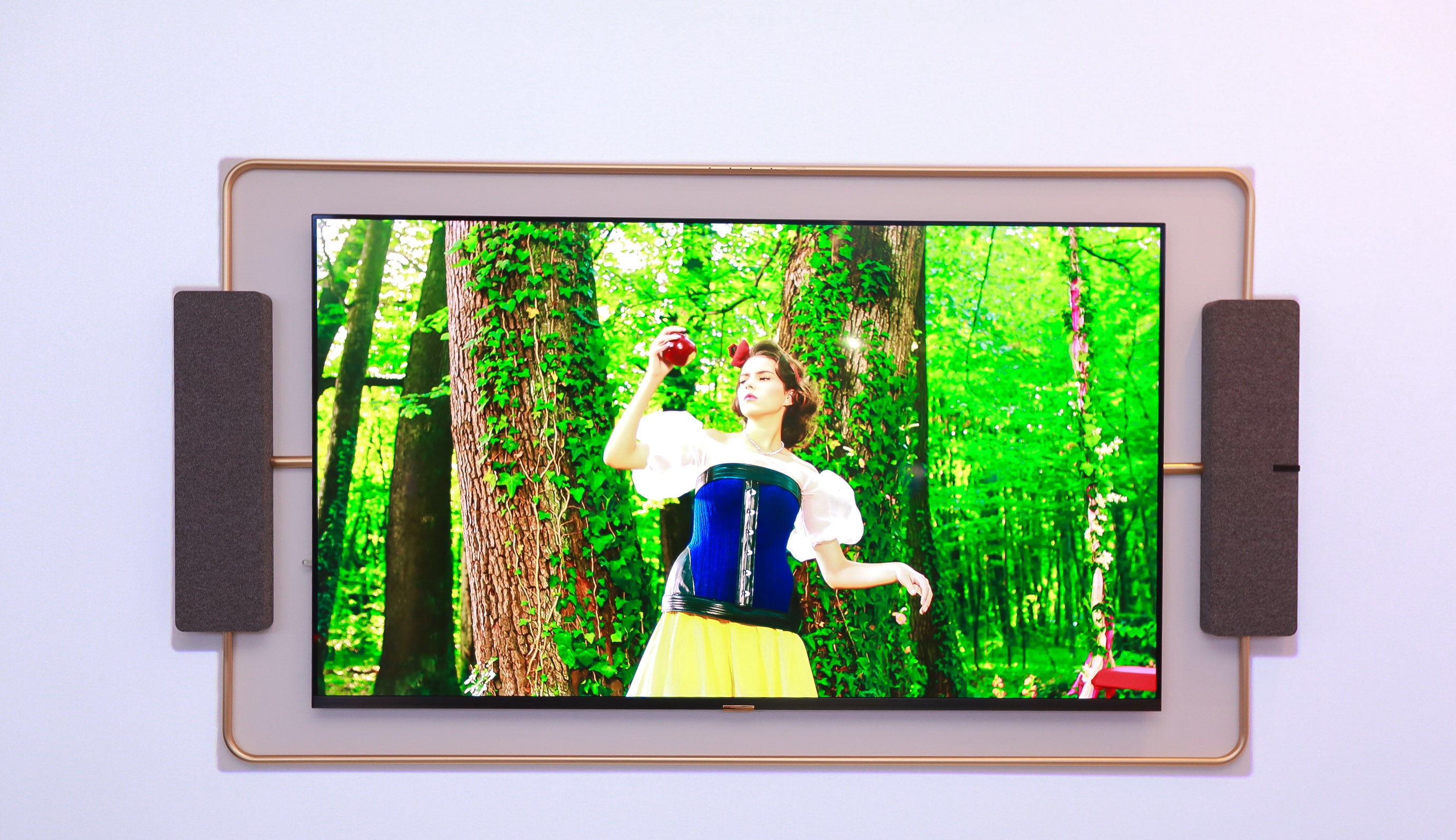 【德國(guó)IFA2018 鋒巢網(wǎng)直擊】TCL電視時(shí)尚匠心設(shè)計(jì) 引發(fā)國(guó)內(nèi)外媒體熱議-鋒巢網(wǎng)