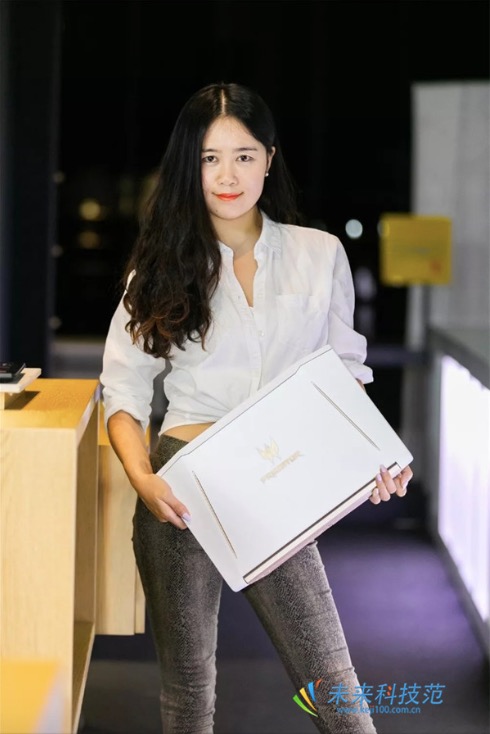 宏碁掠奪者HELIOS 300白金版評(píng)測(cè)：電競(jìng)筆記本中的優(yōu)雅野獸派-鋒巢網(wǎng)