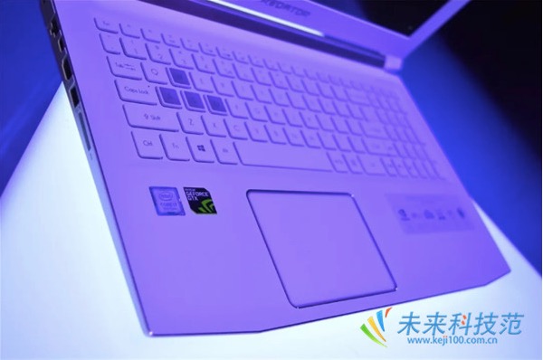 宏碁掠奪者HELIOS 300白金版評(píng)測(cè)：電競(jìng)筆記本中的優(yōu)雅野獸派-鋒巢網(wǎng)