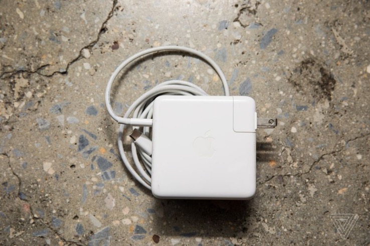 蘋果充電器受到特朗普貿(mào)易戰(zhàn)的沖擊-鋒巢網(wǎng)