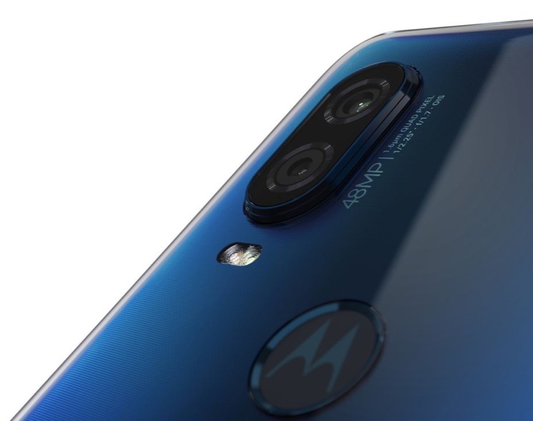 摩托羅拉One Vision的屏幕是21:9，看起來(lái)不太像iPhone的翻版-鋒巢網(wǎng)