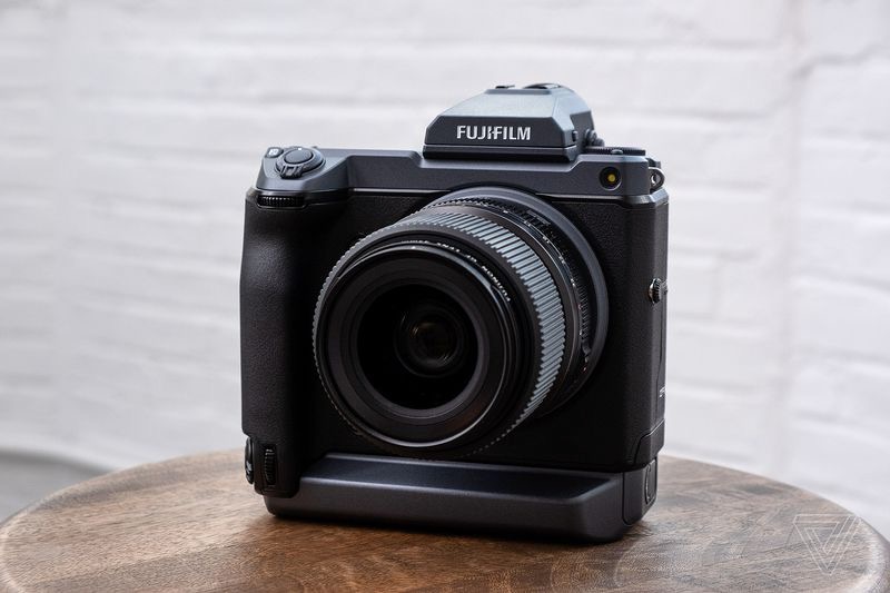 富士的GFX 100是一款中畫(huà)幅相機(jī)，它的表現(xiàn)就像一部無(wú)反光鏡相機(jī)-鋒巢網(wǎng)