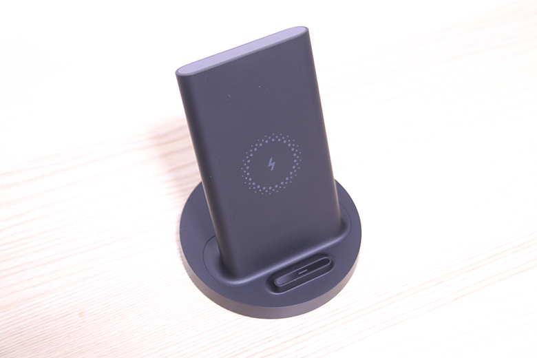 換個(gè)姿勢(shì)充電！小米立式無(wú)線充電器圖賞-鋒巢網(wǎng)