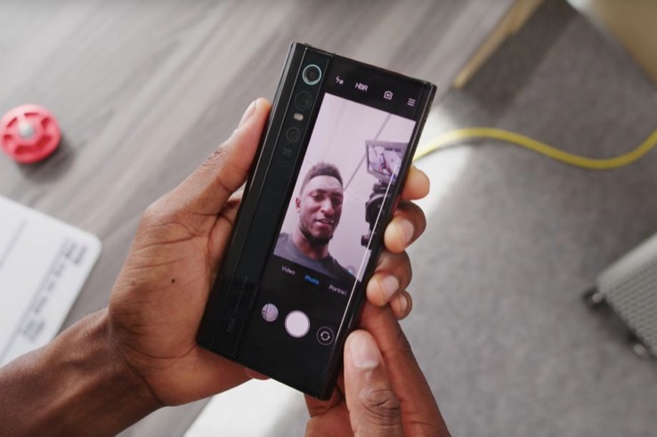 在MKBHD的動手操作視頻中可以看到小米Mi Mix Alpha-鋒巢網(wǎng)