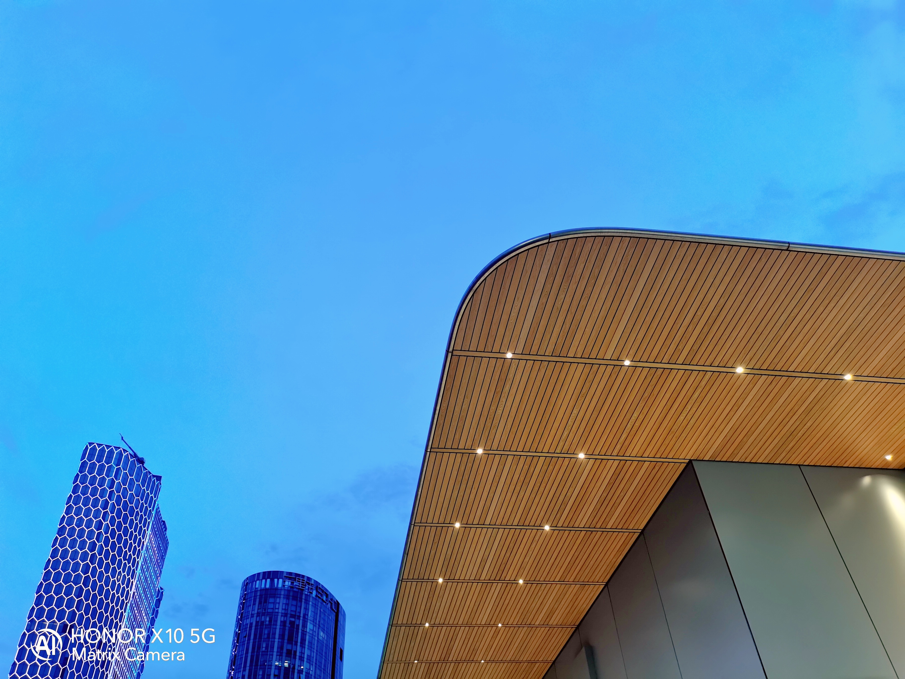 榮耀X10抑制炫光細節(jié)真實：4000萬RYYB高感光夜拍體驗-鋒巢網(wǎng)