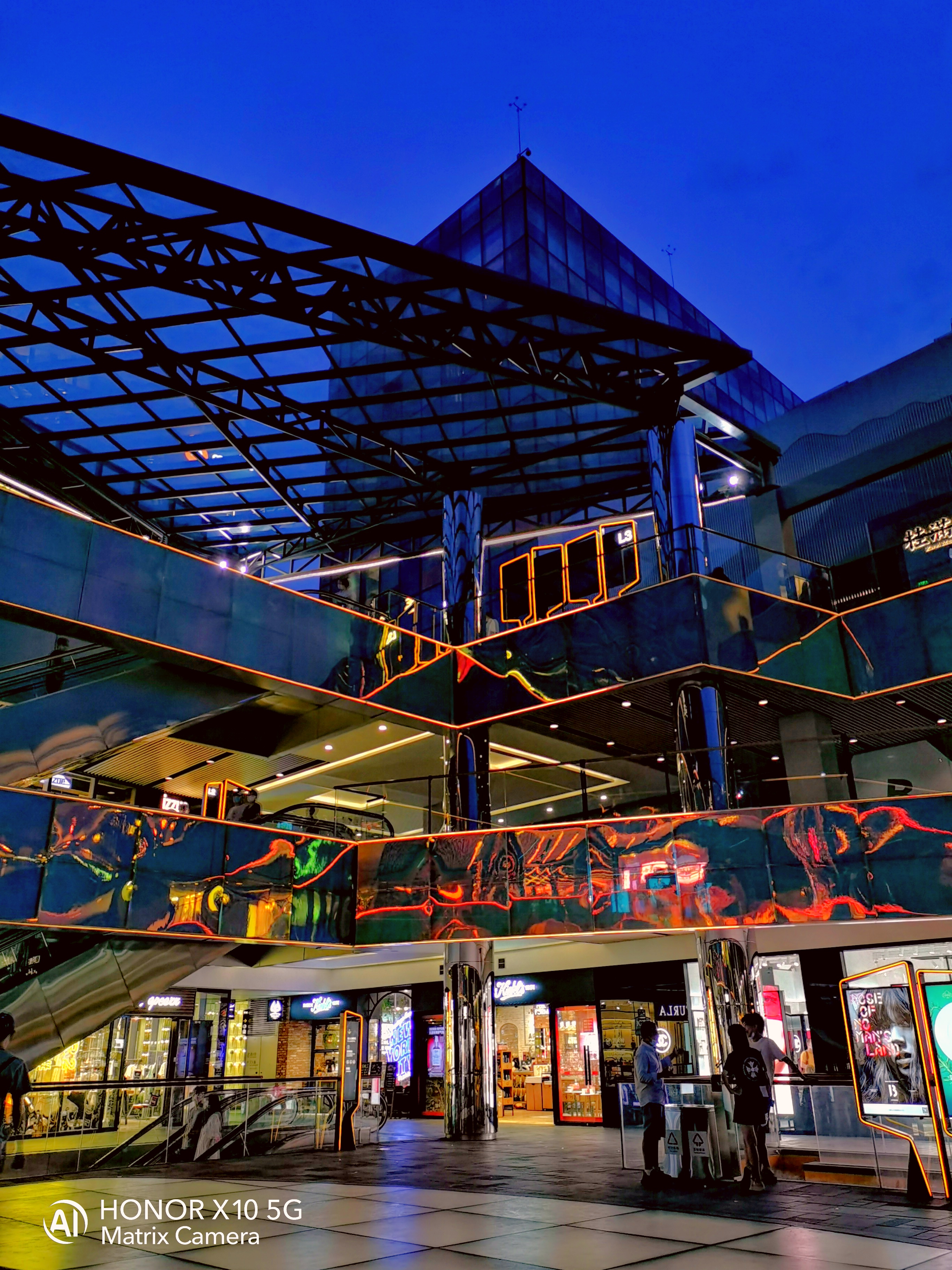 榮耀X10抑制炫光細節(jié)真實：4000萬RYYB高感光夜拍體驗-鋒巢網(wǎng)