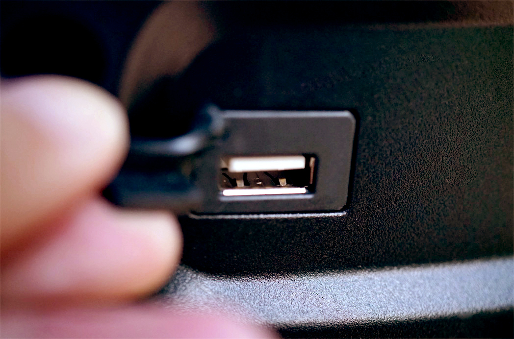 雅迪V1城市體驗(yàn)：舒適輕便，騎行動(dòng)力更強(qiáng)-鋒巢網(wǎng)