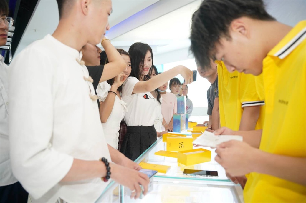 5G閃充奧利給，realme真我V5爆款養(yǎng)成指南-鋒巢網(wǎng)