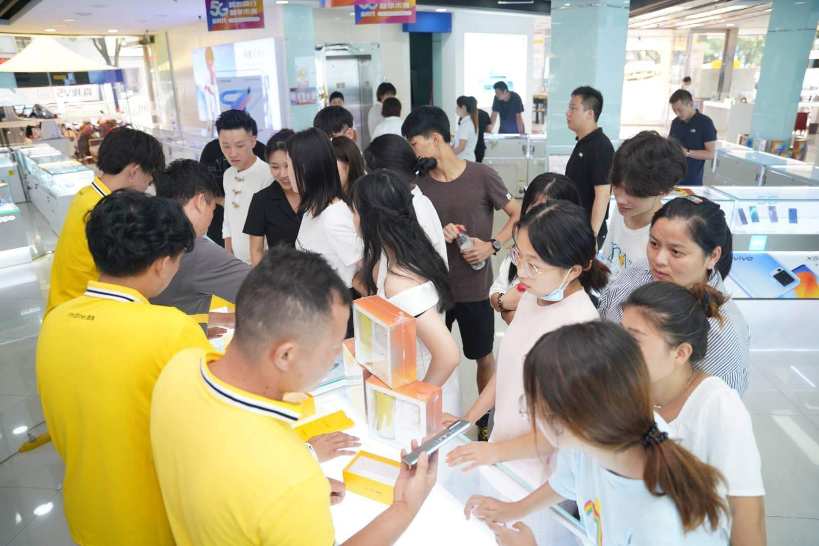 5G閃充奧利給，realme真我V5爆款養(yǎng)成指南-鋒巢網(wǎng)