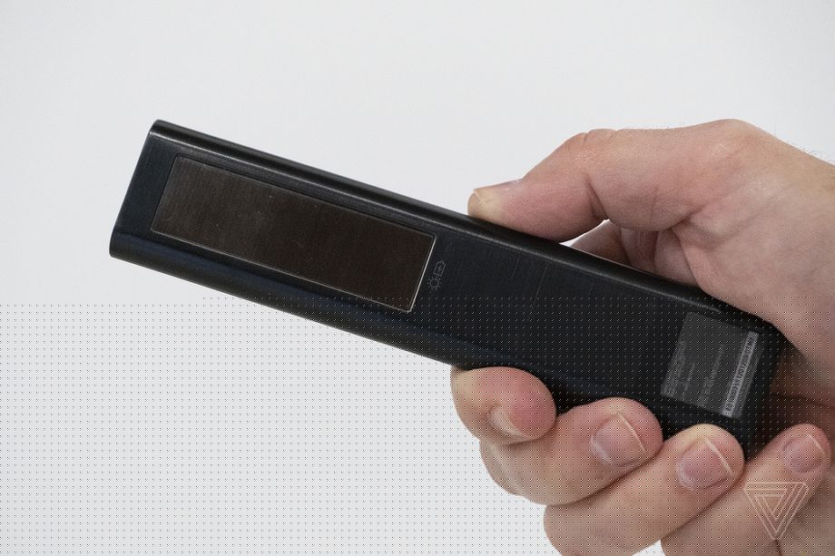 三星為其最新的電視制作了一款可充電的生態(tài)遙控-鋒巢網(wǎng)