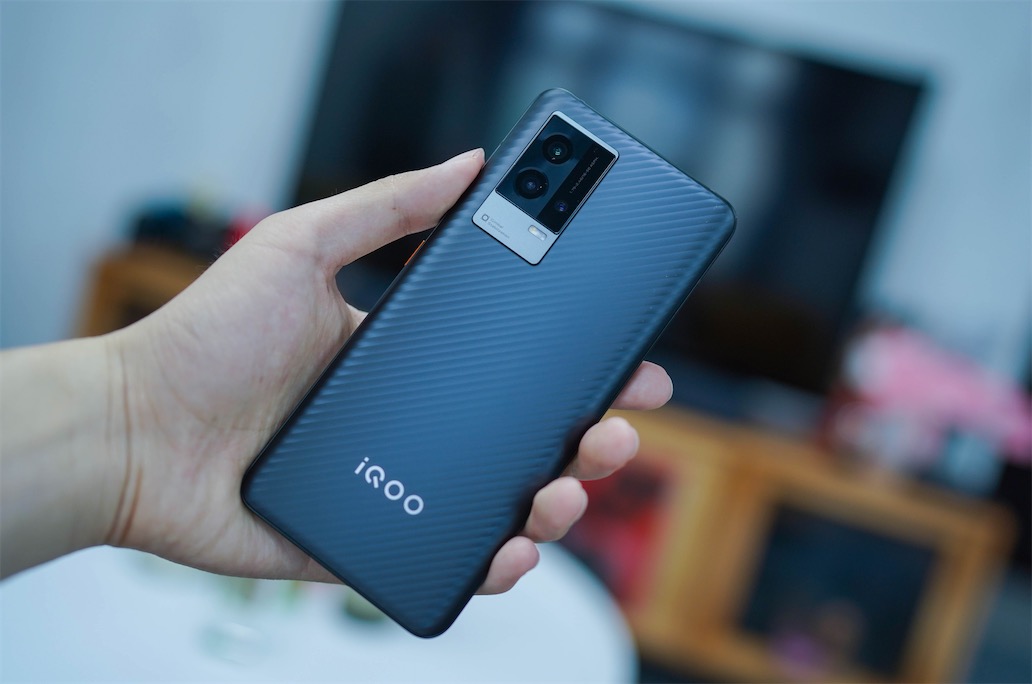 iQOO 8實測上手體驗：王者歸來，從不高調(diào)-鋒巢網(wǎng)