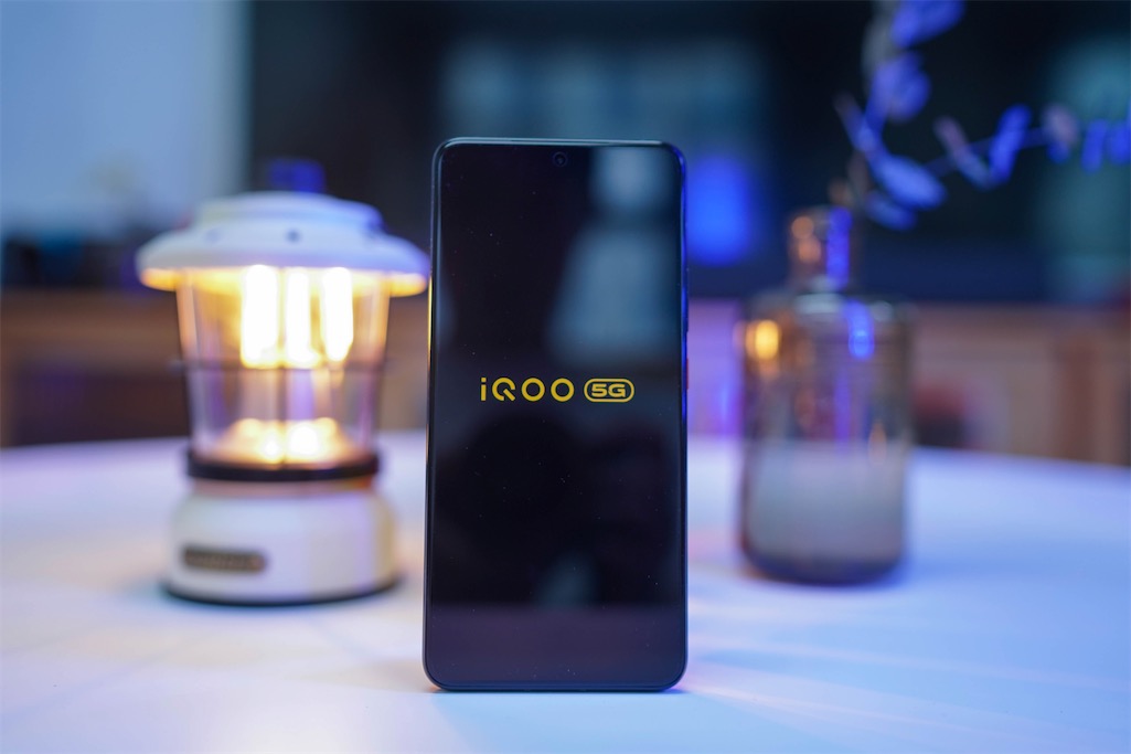 iQOO 8實測上手體驗：王者歸來，從不高調(diào)-鋒巢網(wǎng)