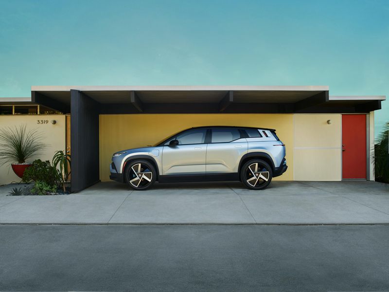 菲斯克的電動(dòng)海洋SUV有一個(gè)旋轉(zhuǎn)的中心屏幕-鋒巢網(wǎng)