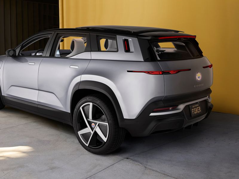 菲斯克的電動(dòng)海洋SUV有一個(gè)旋轉(zhuǎn)的中心屏幕-鋒巢網(wǎng)