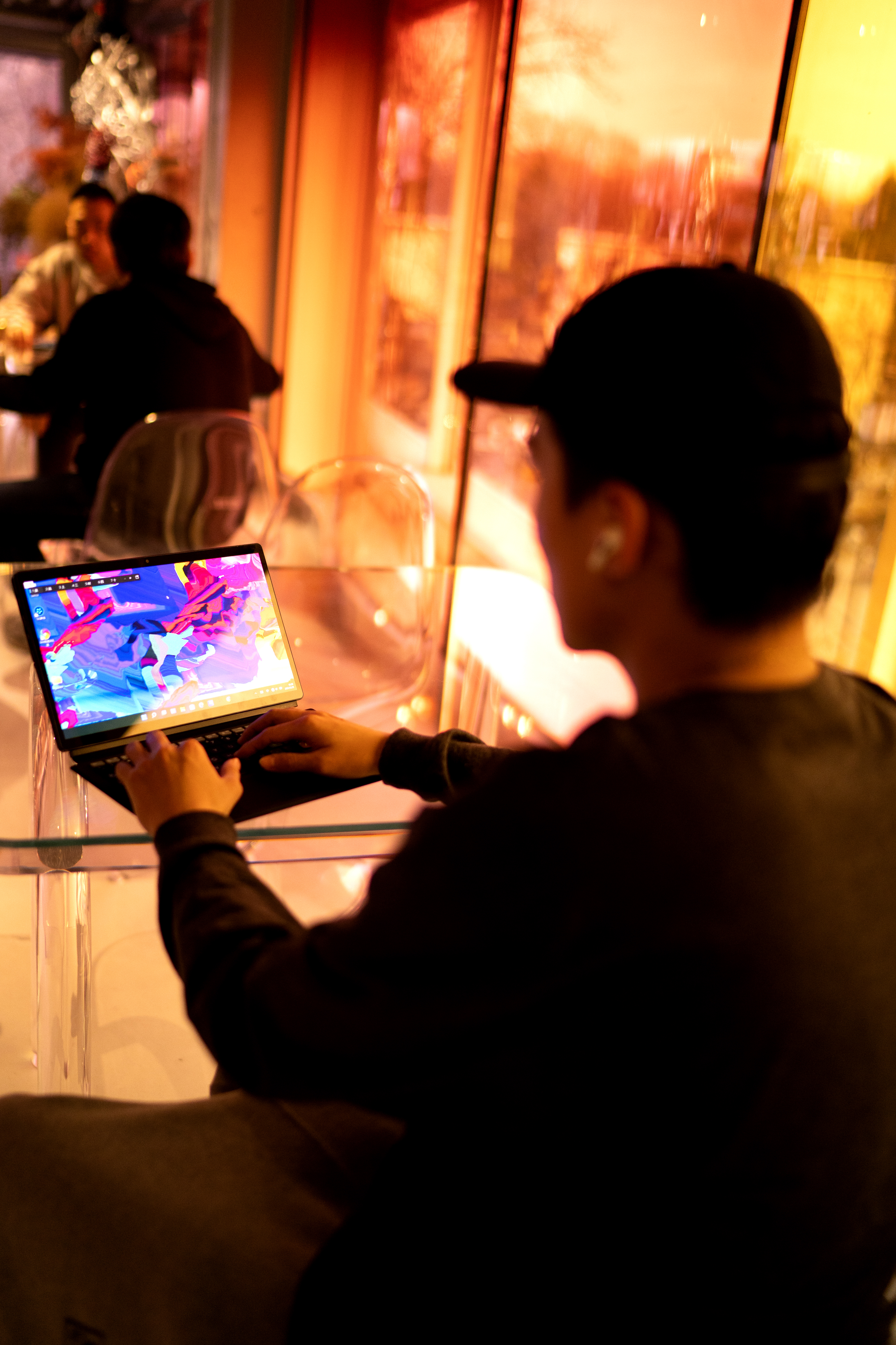 沉浸聲場體驗：華碩無畏二合一OLED觸屏筆記本影音新姿態(tài)-鋒巢網(wǎng)